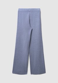 Graue, weit geschnittene Hose aus weichem Stoff, mit hoher Taille und lockerer Passform, mit klaren Linien und ohne sichtbare Taschen oder Verzierungen.