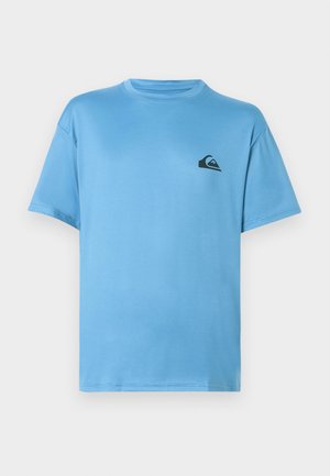 Hellblaues T-Shirt mit kurzen Ärmeln und rundem Ausschnitt, mit kleinem schwarzem Wellen- und Berglogo auf der linken Brust.