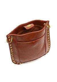 Borsa a mano in pelle marrone con una texture morbida, caratterizzata da borchie dorate lungo i lati e una chiusura a scatto magnetica. Tasca interna visibile.