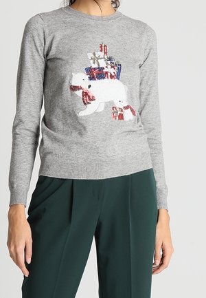 Grauer Strickpullover mit einem weißen Eisbären und Geschenken in buntem Geschenkpapier, mit Rundhalsausschnitt und langen Ärmeln.