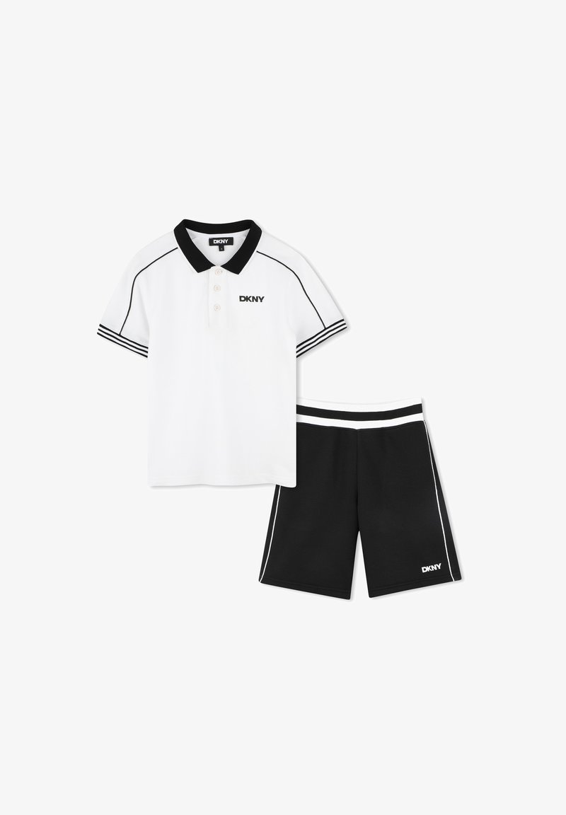 Witte polo met zwarte kraag en logo, gecombineerd met zwarte shorts met witte strepen. Beide gemaakt van een soepele, ademende stof.