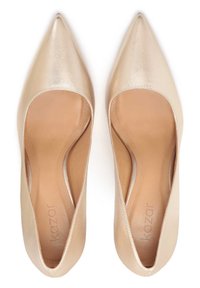 Ballerine a punta in pelle dorata metallica con design a taglio. Texture liscia e stile slip-on. La suola presenta un branding sottile.