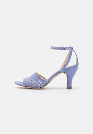 Lyse lilla ruskind åben tå høje hæle sandal med ankelrem og spænde, med flere smalle frontstropper og en buet hæl.