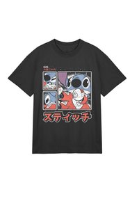 Černé bavlněné tričko s vícepanelovým designem, na kterém jsou kreslené postavy, výrazné barvy a japonský text v hravém grafickém stylu.