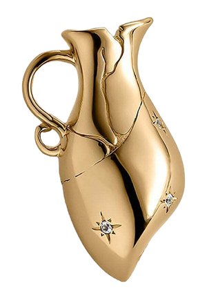 Vaso de cerámica de color dorado con forma curvada y bulbosa. Cuenta con un cuello estrecho, un asa y pequeños acentos en forma de estrella con piedras preciosas claras.