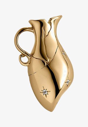 Vaso de cerámica de color dorado con forma curvada y bulbosa. Cuenta con un cuello estrecho, un asa y pequeños acentos en forma de estrella con piedras preciosas claras.