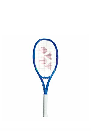 Blauer Tennisschläger mit weißem Griff und rotem Logo auf den Saiten, freigestellt vor weißem Hintergrund.