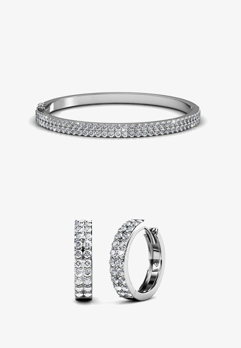 Ensemble de bracelets en argent et de boucles d'oreilles en créoles, comportant une rangée de cristaux transparents, un design épuré, une texture lisse et une finition polie.