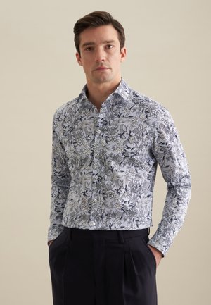 Camicia a maniche lunghe con bottoni in tessuto azzurro chiaro, caratterizzata da un motivo floreale in blu scuro e bianco. Vestibilità slim con colletto e dettagli in bottone.