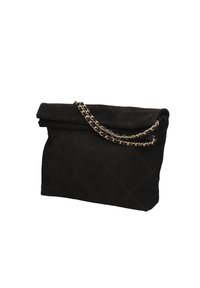 Borsa a cluch nera in suede con motivo trapuntato, parte superiore pieghevole e tracolla in metallo dorato. Design semplice con una texture morbida.