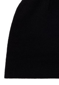 Berretto di lana nera lavorato a maglia con una texture a coste, mostrato su uno sfondo bianco.