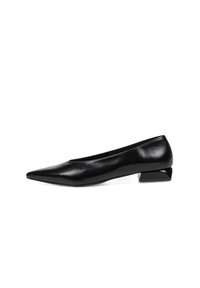 Zapato negro de cuero con punta afilada y tacón bajo y angulado; textura suave y diseño sin costuras sin hardware ni adornos visibles.