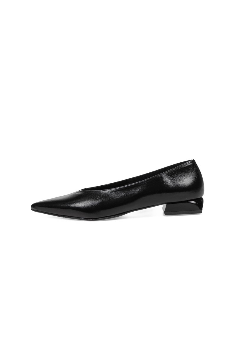 Zapato negro de cuero con punta afilada y tacón bajo y angulado; textura suave y diseño sin costuras sin hardware ni adornos visibles.