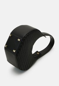 Borsa a tracolla intrecciata nera con base in pelle liscia, caratterizzata da dettagli in metallo dorato, una forma curva unica e una tracolla regolabile.