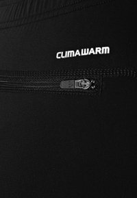 Czarny sportowy top z zamykaną na zamek kieszenią i białym logo „CLIMAWARM”. Gładka faktura i dopasowany krój.