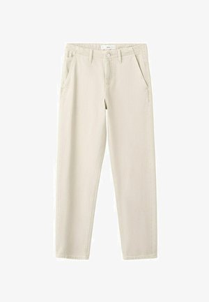 Beżowe spodnie o kroju prostych nogawek z przednimi kieszeniami, szlufkami na pasek, zapięciem na guziki i suwakiem, pokazane na białym tle.