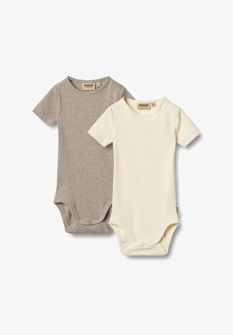 Deux bodies à manches courtes : l'un en beige clair et l'autre en blanc cassé. Les deux présentent un tissu côtelé doux et des fermetures à pression au bas.