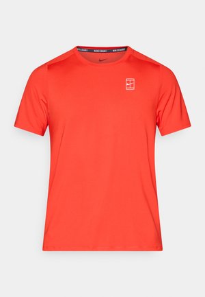 Maglietta atletica rossa a maniche corte realizzata in materiale traspirante. Presenta un colletto rotondo e un piccolo logo bianco sul lato sinistro del petto.