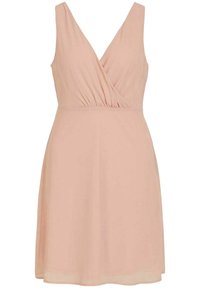 Bezramenné světle růžové šaty do kolen s výstřihem do V, překládaným předním dílem a nařaseným pásem.
