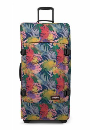 Maleta trolley con patrón de hojas tropicales coloridas, asa telescópica negra, asa lateral y dos cerraduras negras sobre un fondo blanco.