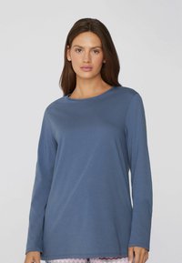 Blauwe lange mouwen t-shirt van zachte stof, met een ronde halslijn en een ontspannen pasvorm, met zichtbare stikseldetails en een gladde textuur.