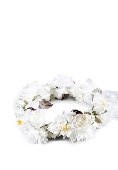 Witte bloemenkrans van kunstbloemen, met een mix van pioenrozen en madeliefjes, afgewerkt met groene bladeren en beige satijnen lintaccenten.