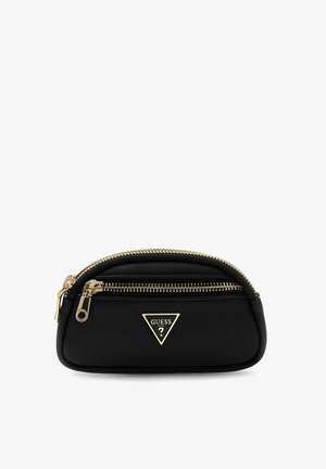 Pochette noire semi-circulaire avec fermetures éclair dorées et logo triangulaire Guess sur le devant, conçue pour petits objets personnels ou cosmétiques.