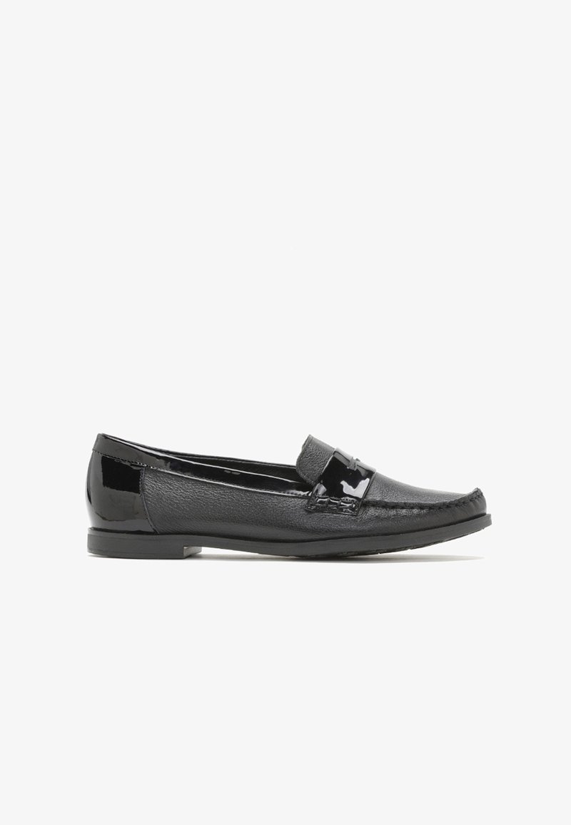 Mocassin en cuir noir avec une bride et un talon en cuir verni, semelle plate et coutures de style mocassin le long de la pointe.