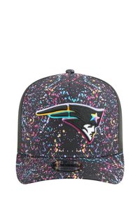 Schwarze Snapback-Cap mit lebhaftem, mehrfarbigem Spritzmuster. Mit gesticktem Logo der New England Patriots auf der Vorderseite.