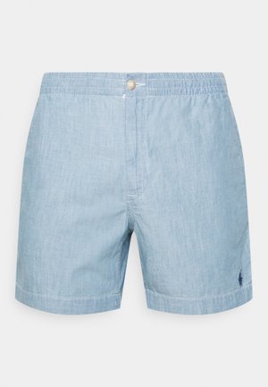 Světle modré kraťasy vyrobené z texturované látky s elastickým pasem, které mají přední knoflík a malé logo poblíž lemu.