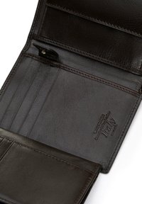 Wnętrze brązowego skórzanego portfela z przegrodami na karty, zamykaną komorą oraz wytłoczonym logo. Gładka tekstura z precyzyjnymi detalami przeszycia.