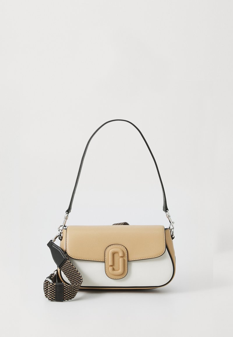 Bolsa de couro com forma retangular estruturada, esquema de cores em bege e branco, e uma fivela com logotipo em destaque na frente.