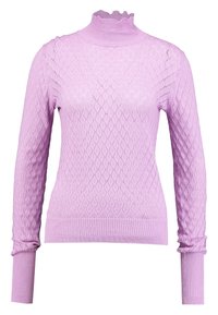 Pull en maille lilas à manches longues avec un motif ajouré en forme de losange, poignets et ourlet côtelés, et un col montant à volants.