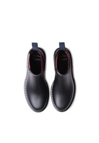 Čierne kotníkové topánky na slip-on s vínovočervenou vnútornou podšívkou a úchytmi, zobrazené z pohľadu zhore na bielom pozadí.