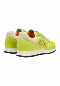 Sneakers in suede verde lime con accenti crema, lacci blu e loghi rosa. Caratterizzati da una suola in gomma e una collarino imbottito per il massimo comfort.