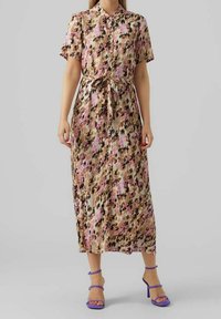 Midi šaty s květinovým vzorem z lehkého materiálu, s límečkem, krátkými rukávy, páskem v pase a odstíny růžové, hnědé a krémové.