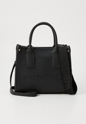 Schwarze strukturierte Handtasche mit zwei oberen Griffen, abnehmbarem Schultergurt, geprägtem Branding und goldfarbenen Hardware-Akzenten.