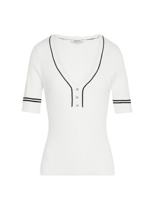 Top bianco a maniche corte con costine, scollo a V profondo, bordo nero lungo il collo e le maniche, e tre bottoni frontali.