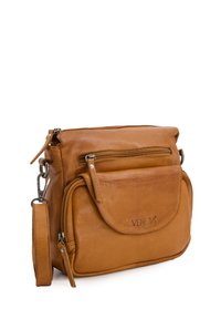 Braune Leder-Crossbody-Tasche mit Frontklappe und mehreren Reißverschlussfächern. Sie verfügt über einen abnehmbaren Riemen und ein geprägtes Logo-Detail.