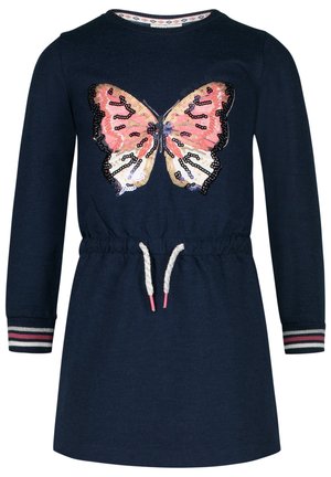 Marineblaues Langarmkleid mit rosa-goldenem Pailletten-Schmetterling auf der Brust, gestreiften Bündchen und weißem Tunnelzug in der Taille.