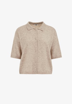 Īsā piedurkņu, pogām aizdares kardigans gaiši bēšā krāsā, izgatavots no mīksta, teksturēta auduma. Aprīkots ar apkakli un noapaļotu apakšmalu.