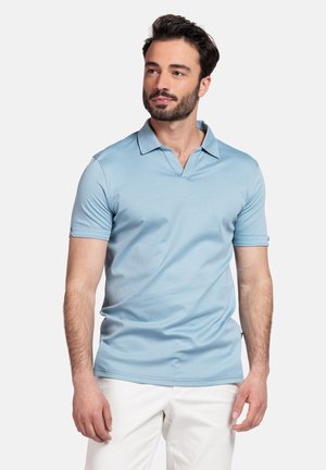 Polo bleu clair à manches courtes et design en V, fabriqué à partir d'un tissu lisse. Comprend un col roulé et un accent sur l'ourlet latéral.