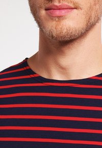 Armor lux MARINIÈRE CLASSIC T-SHIRT - T-shirt con stampa - navire/braise