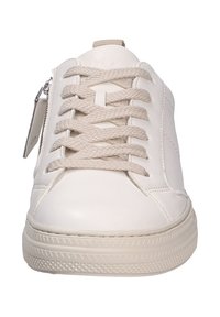 Sneaker bianco con tomaia in pelle testurizzata, lacci piatti beige, dettaglio con zip laterale e suola in gomma rotonda caratterizzata da un motivo a battistrada.