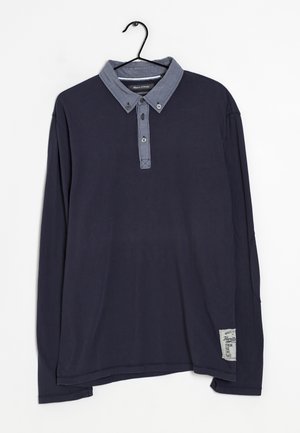 Polo a maniche lunghe color blu navy con colletto in denim a contrasto, due bottoni al collo e dettaglio a toppa sull'orlo inferiore.