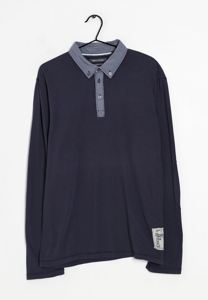 Polo à manches longues bleu marine avec un col en denim contrasté, deux boutons au niveau du col et un détail patch sur l'ourlet inférieur.