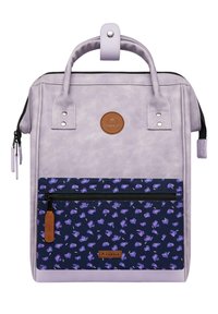 Mochila de piel sintética morada con asas dobles, un bolsillo frontal sólido y una sección inferior estampada con pequeños corazones morados.