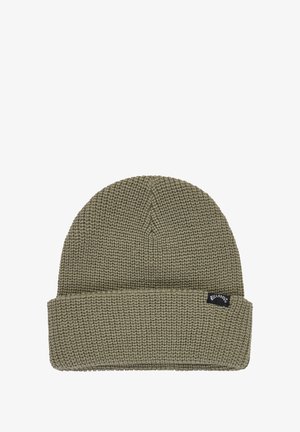 Bonnet tricoté en vert olive, avec un revers plié, un motif texturé et une petite étiquette noire sur le côté. Matière douce et chaude.