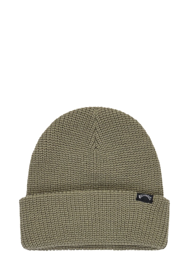 Gorro de punto en verde oliva, con puño doblado, patrón texturizado y una pequeña etiqueta negra en el lateral. Material suave y cálido.