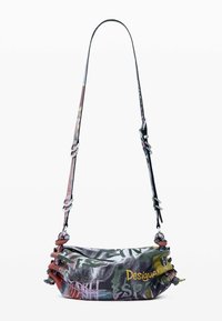 Schultertasche mit Graffiti-Muster, weicher Stoffoberfläche, geschwungener Form, verstellbarem Riemen und betonten Kordelverschlüssen.